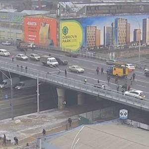 В Киеве на Шулявском мосту рухнули три столба. Фото. Видео