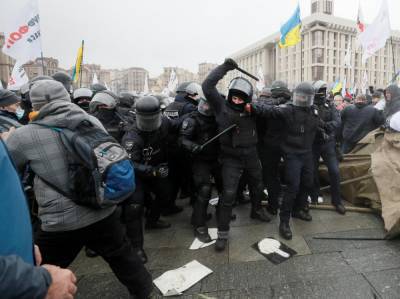 На Майдане взрывают шумовые гранаты
