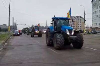 Фермеры на тракторах в Кишиневе заблокировали здание правительства
