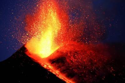 Извержения вулкана Этна "накрыли" сицилийские улицы и авто: новые кадры из Катании