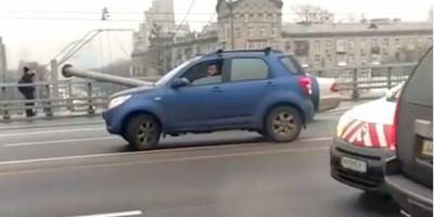 На Шулявском мосту в Киеве фонарный столб рухнул прямо на проезжавшую машину — видео