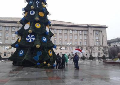 На Украине новогоднюю елку украсили "глазом Фатимы"
