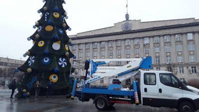 В украинских Черкассах елку украсили «оком дьявола»
