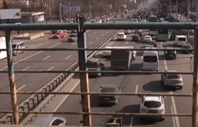 ЧП на Шулявском мосту: массовое падение электрофонарей, есть пострадавшие