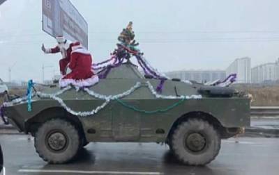 По Киеву на военной машине ездили Деды Морозы