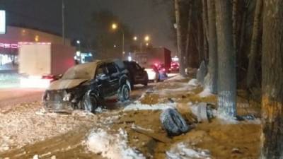 В Новосибирске Ford врезался в дерево – водитель погиб