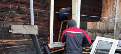 Сотрудники Госкомитета в Карелии скинулись на новые окна для дома многодетной семьи