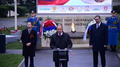 Глава МИД России и президент Сербии зажгли Вечный огонь в Белграде