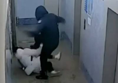 Видео: в Красноярске неизвестный избил женщину в подъезде