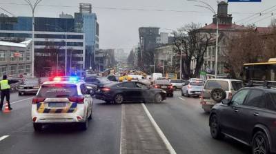 На Шулявском мосту в Киеве упали электроопоры