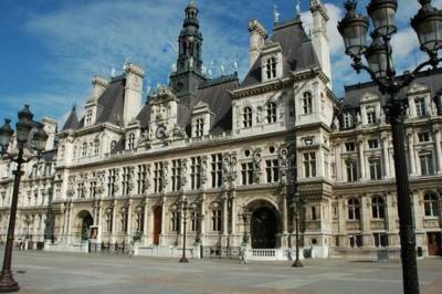 Мэрия Парижа получила €90 000 штрафа за то, что главными там оказались не мужчины