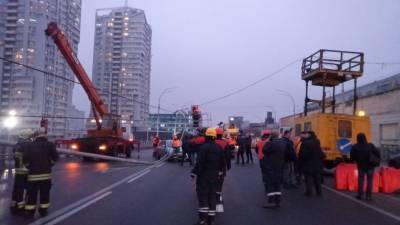 Чуть ли не на машины: на Шулявском мосту упали опоры освещения, движение заблокировано – видео