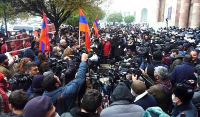 Тысячи человек устроили шествие в Ереване, требуя отставки Пашиняна
