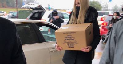 Нашлась работа после выборов: Иванка Трамп грузила коробки с едой бедным семьям (фото)