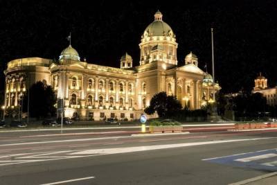 Мужчина въехал в ограждение сербского парламента и обратился к министрам