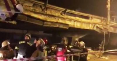 На "уставшем" в 2017 году мосту в Киеве рухнули опоры освещения