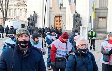 На Майдане проходит акция протеста против ужесточения карантина в Украине