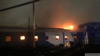 Крупный пожар в цеху тушат в Новочеркасске