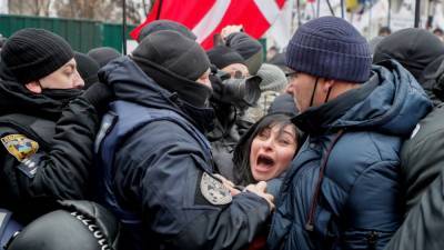 В столкновениях в центре Киева пострадали десятки людей