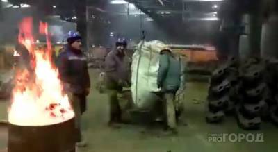 Рабочие чебоксарского завода в морозы согреваются у горящих бочек