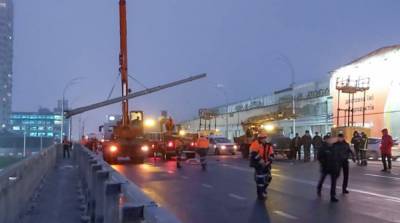 На Шулявском путепроводе перекрыто движение, работают спасатели