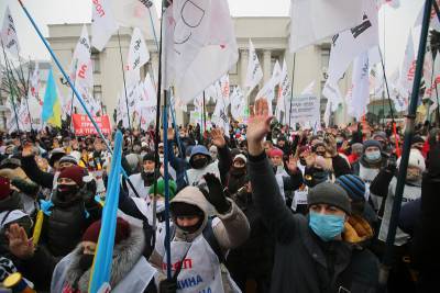 Десятки полицейских пострадали в столкновениях с протестующими в Киеве