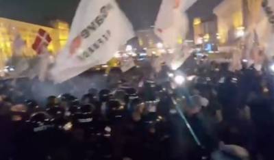 На Майдане начали жестко разгонять митингующих: кадры переполоха
