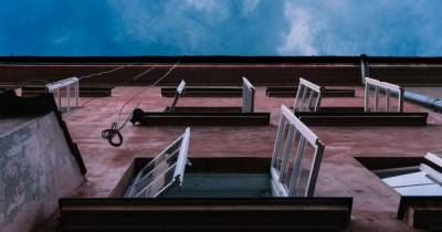 В Черновцах 10-летний мальчик выпал из окна пятого этажа (видео)