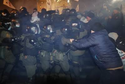 На Майдане полиция атаковала предпринимателей и отобрала палатки, произошли столкновения