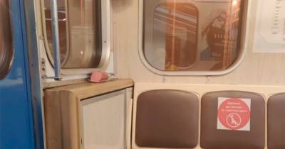 Забытые в метро Москвы колбаса с водкой встревожили пользователей сети