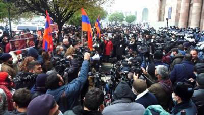 В Ереване – многотысячный протест: люди требуют отставки Пашиняна – видео