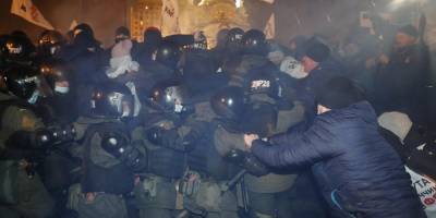 Полиция на Майдане снесла палатки протестующих, столкновения ужесточились — видео