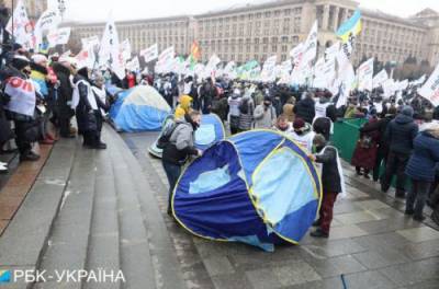 Майдан опять наполнился дымом и взрывами: полиция приступила к демонтажу палаток