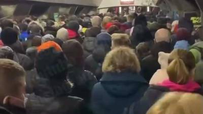 На "Майдане Незалежности" почти 3 часа ищут взрывчатку, на других станциях – ужасная толпа
