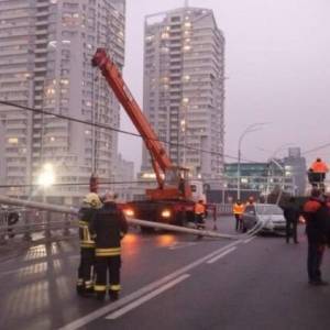 Из-за падения фонарей на Шулявском мосту пострадали девять авто