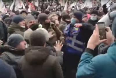 На Майдане ситуация накаляется: полиция крушит палатки, начались новые столкновения