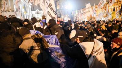 Протест предпринимателей на Майдане: во время демонтажа палаток произошли столкновения между полицией и активистами
