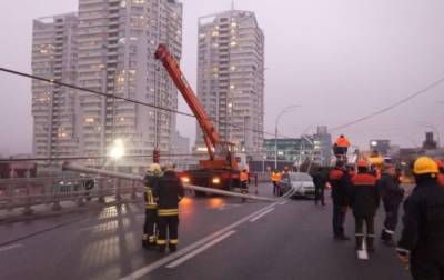 Падение электроопор на Шулявском мосту в Киеве: полиция открыла дело