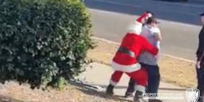 Санта Клаус и его эльф предотвратили кражу автомобиля — видео