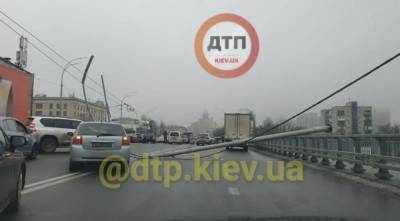 В Киеве на Шулявском мосту рухнули столбы освещения: подробности и фото ЧП
