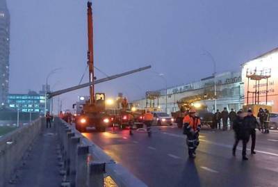 Из-за синхронного падения опор на Шулявском мосту открыли дело и назвали число поврежденных авто