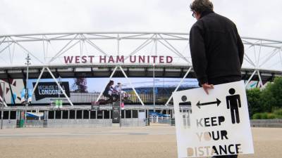 Спортдайджест: лондонские стадионы вновь закрыли для болельщиков