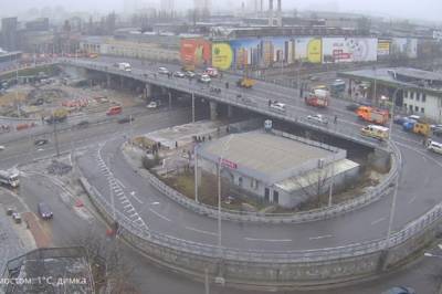 Движение по Шулявскому мосту в Киеве, где произошел обвал фонарей, частично восстановили
