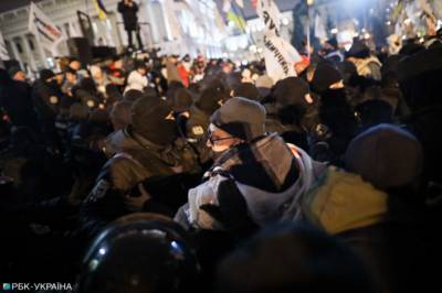 Протест в Киеве: ФОПы начали сворачивать палатки, трем силовикам разбили лица (видео)