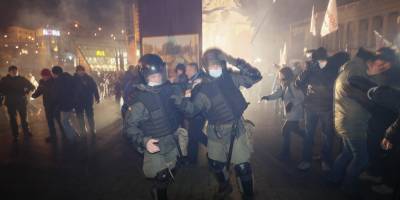 Снос палаток протестующих на Майдане: трем полицейским разбили лица