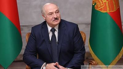 Лукашенко назвал дезинфекцию халата нормальным способом защиты от COVID-19