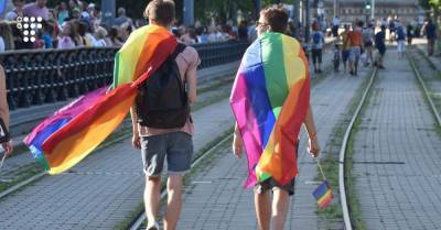 В Венгрии изменили конституцию и фактически запретили однополым парам усыновлять детей. Правозащитники возмущены