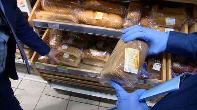 Не только хлеб, масло и сахар: торгсети снижают цены на продукты