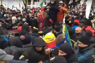 Киев колотит: стычки на Майдане и минирование метро, люди в ярости - доехать домой невозможно