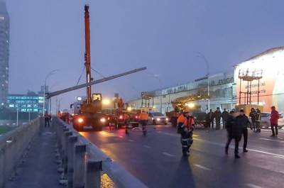Момент падения опор освещения на Шулявском путепроводе сняли камеры: видео